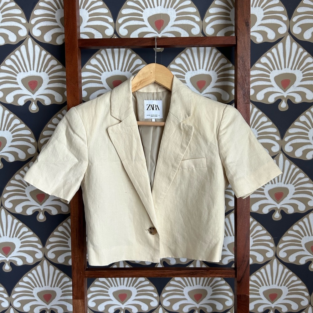Elevate style with this XS Zara blazer!